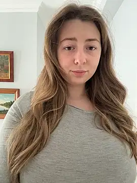 curvyflawless online show from April 18, 2026, 9:33 am