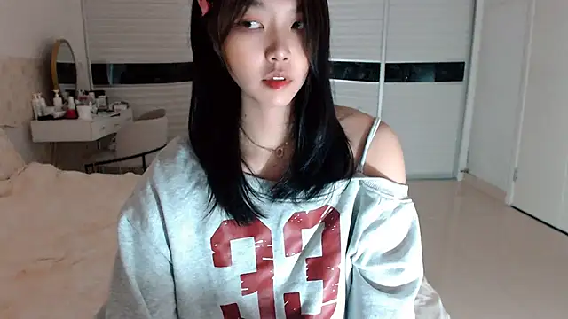 -Lucky Girl online show from September 18, 2025, 1:52 am