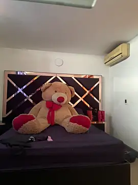 emmyjhonson07 online show from November 15, 2025, 12:42 pm