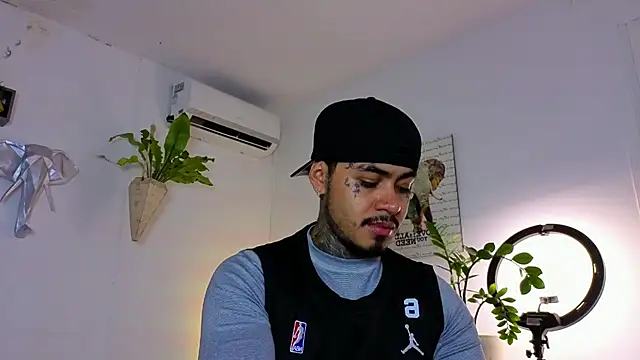 JordanSmiith  online show from November 19, 2025, 9:04 pm