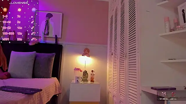 chloe watson  online show from October 24, 2025, 7:57 pm