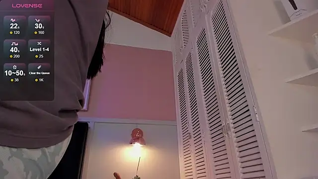 chloe watson  online show from September 26, 2025, 7:43 pm