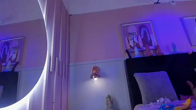 chloe watson  online show from December 20, 2025, 7:39 pm