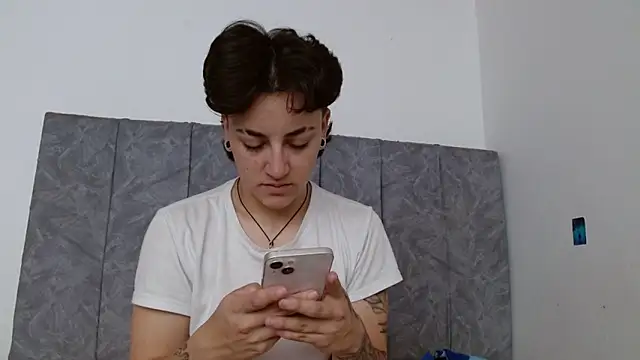 linda 33 online show from October 31, 2025, 2:02 pm