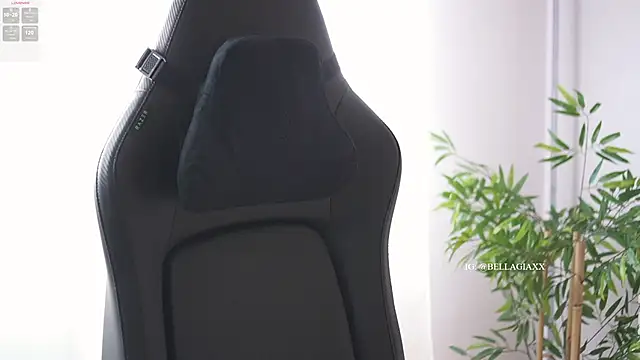 BellaGiaxx online show from October 6, 2025, 9:32 am