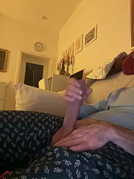 Snapshot of Frank22xx chatting on November 9, 2025, 8:24 pm Frank22xx online show from November 9, 2025, 8:24 pm