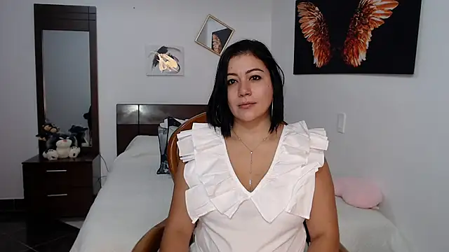 EmilyPeytonn online show from March 13, 2025, 3:06 pm