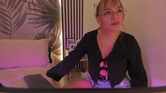 Samaantha-White online show from April 15, 2026, 11:38 am