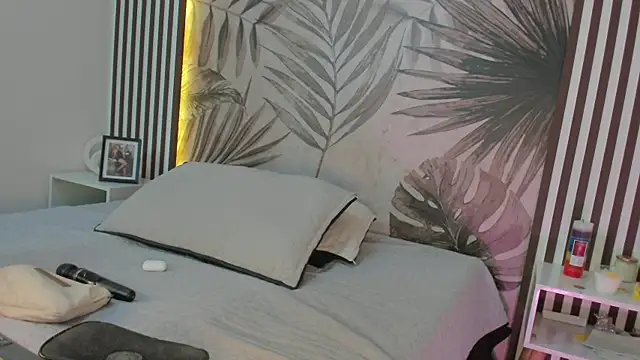 Samaantha-White online show from September 21, 2025, 11:48 am