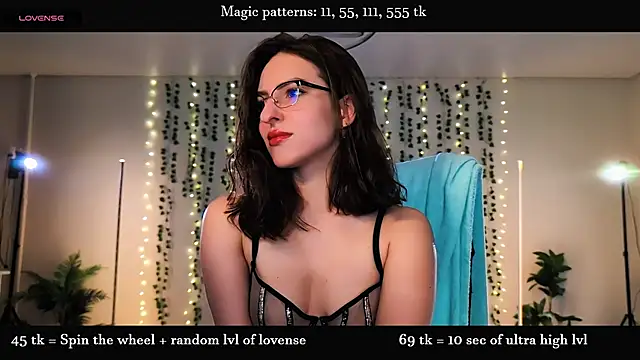 Snapshot of Alicia_x_art chatting on August 1, 2026, 10:52 pm Alicia x art online show from August 1, 2026, 10:52 pm