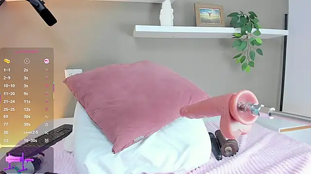 ashley nicoll online show from December 3, 2025, 7:13 pm