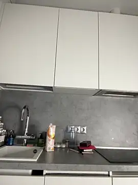 HoneySweetBee online show from April 4, 2026, 8:37 pm