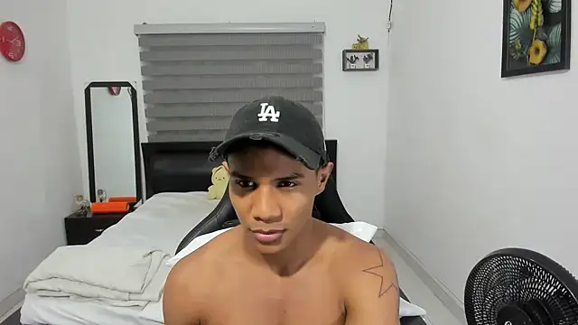 Snapshot of corzoethan chatting on December 22, 2025, 10:43 pm corzoethan online show from December 22, 2025, 10:43 pm