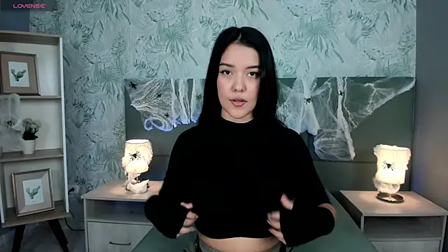 lexiethompson  online show from October 17, 2025, 12:18 pm