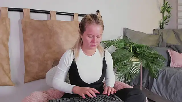 Snapshot of stefanny_ruiz_ chatting on February 23, 2025, 2:14 pm stefanny ruiz online show from February 23, 2025, 2:14 pm