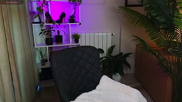 Lina-hill online show from November 30, 2025, 9:43 am