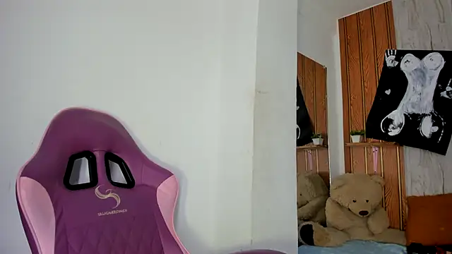 Alika01 online show from December 5, 2025, 1:21 pm