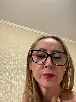 LauraDavis online show from July 28, 2026, 4:27 pm