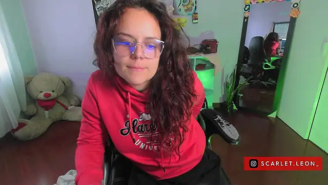 Scarletleon77 online show from February 25, 2025, 4:14 pm