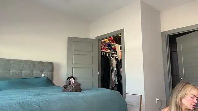 ElenaErickson online show from February 5, 2025, 10:01 pm