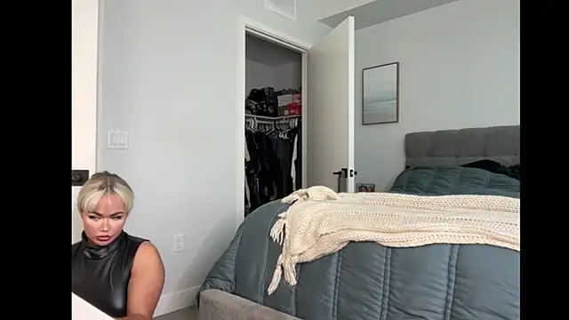 ElenaErickson online show from October 6, 2025, 7:58 pm