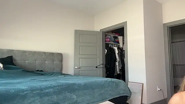 ElenaErickson online show from February 26, 2025, 8:04 pm