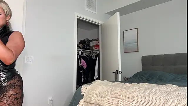 ElenaErickson online show from October 20, 2025, 7:47 pm