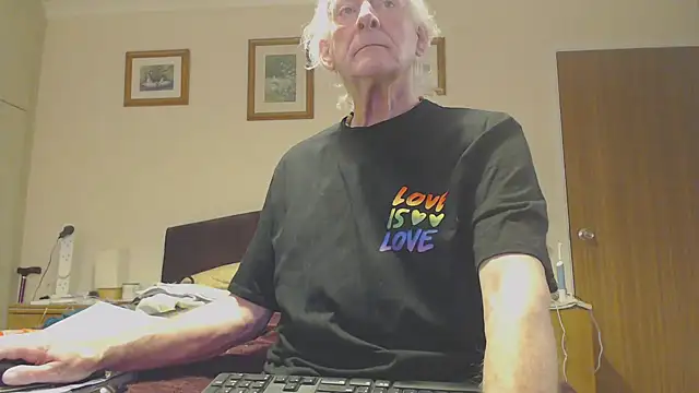 Snapshot of WaverlyKernow chatting on February 14, 2025, 9:13 am WaverlyKernow online show from February 14, 2025, 9:13 am