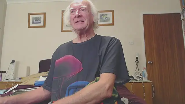 Snapshot of WaverlyKernow chatting on January 31, 2025, 10:31 am WaverlyKernow online show from January 31, 2025, 10:31 am