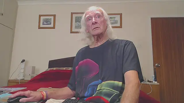 Snapshot of WaverlyKernow chatting on November 19, 2025, 2:06 pm WaverlyKernow online show from November 19, 2025, 2:06 pm