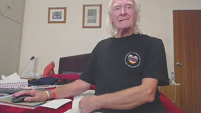 Snapshot of WaverlyKernow chatting on October 11, 2025, 1:45 pm WaverlyKernow online show from October 11, 2025, 1:45 pm