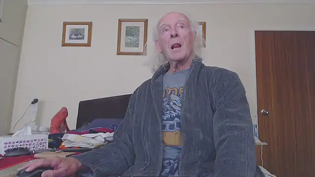 Snapshot of WaverlyKernow chatting on October 17, 2025, 2:19 pm WaverlyKernow online show from October 17, 2025, 2:19 pm