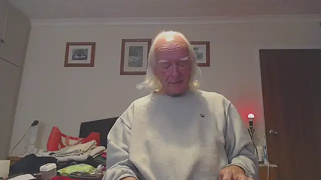 Snapshot of WaverlyKernow chatting on October 4, 2025, 12:17 pm WaverlyKernow online show from October 4, 2025, 12:17 pm