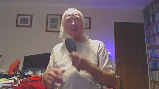 Snapshot of WaverlyKernow chatting on October 8, 2025, 1:01 pm WaverlyKernow online show from October 8, 2025, 1:01 pm