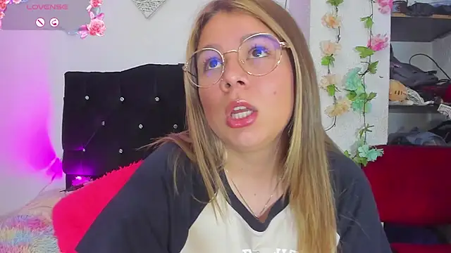 Snapshot of little_tifanny82 chatting on February 26, 2025, 2:38 pm little tifanny82 online show from February 26, 2025, 2:38 pm