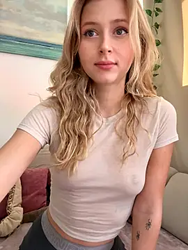 LunaRase online show from October 19, 2025, 9:12 am