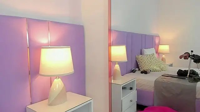 SophyRuiz  online show from September 18, 2025, 12:08 pm