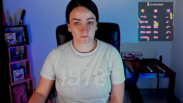 sara goodgirl13 online show from September 28, 2025, 1:18 pm