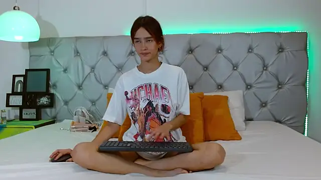 MelodyMansson online show from April 9, 2026, 2:01 pm