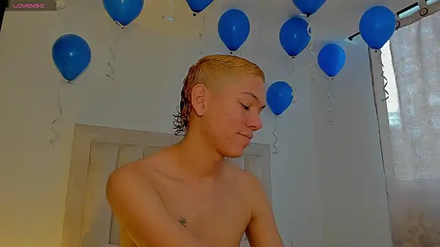 Snapshot of JulianRose_1 chatting on October 16, 2025, 7:22 pm JulianRose 1 online show from October 16, 2025, 7:22 pm