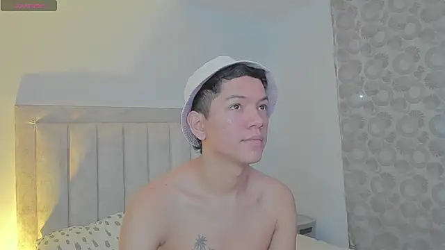 Snapshot of JulianRose_1 chatting on March 14, 2025, 11:01 am JulianRose 1 online show from March 14, 2025, 11:01 am