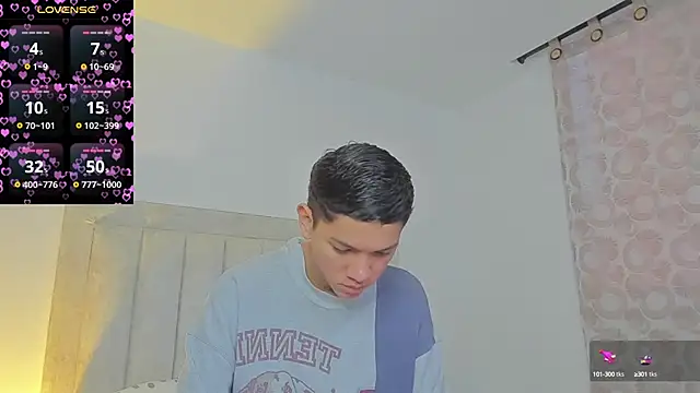 Snapshot of JulianRose_1 chatting on March 11, 2025, 11:12 am JulianRose 1 online show from March 11, 2025, 11:12 am