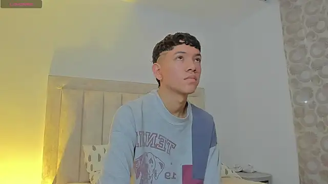 Snapshot of JulianRose_1 chatting on March 18, 2025, 10:50 am JulianRose 1 online show from March 18, 2025, 10:50 am