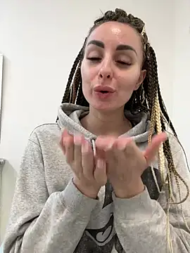 Snapshot of TwixCouple chatting on February 1, 2025, 8:58 pm TwixCouple online show from February 1, 2025, 8:58 pm