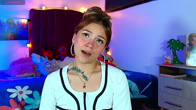 alisson zafiro  online show from September 25, 2025, 3:12 am