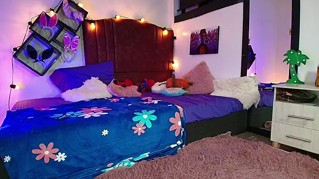 alisson zafiro  online show from March 7, 2025, 6:13 am