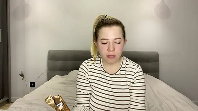 Embersweetbunny online show from December 19, 2025, 6:16 am