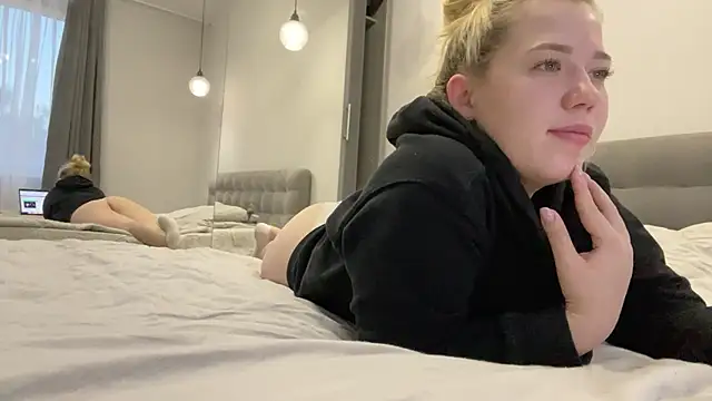 Embersweetbunny online show from October 3, 2025, 4:47 am