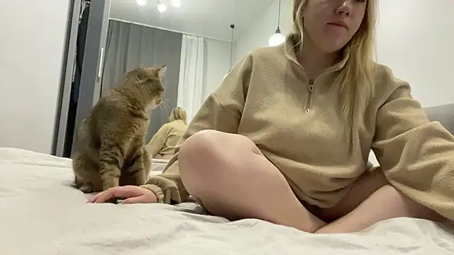 Embersweetbunny online show from October 20, 2025, 1:29 am