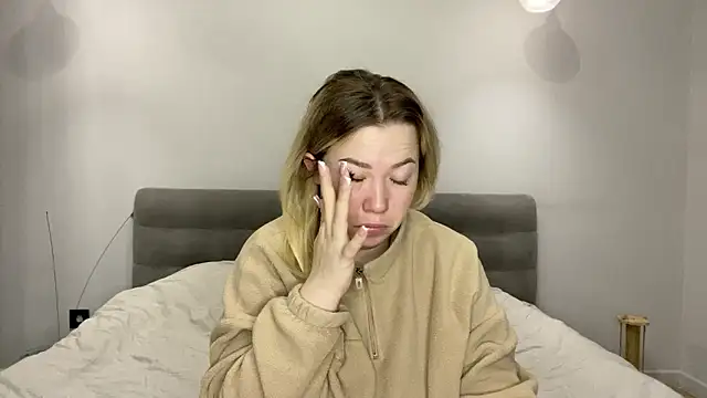 Embersweetbunny online show from January 12, 2026, 6:20 am